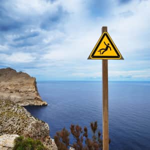 Warnschild Absturzgefahr an Klippe Warnzeichen nach ISO 7010