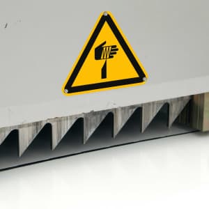 Warnschild Gefahr durch spitze Gegenstände Stanzmaschine