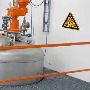 Warnschilder Explosionsgefahr am Tank nach ISO 7010