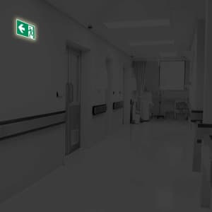 Rettungszeichen links Rettungsschilder Krankenhaus ISO 7010 langnachleuchtend
