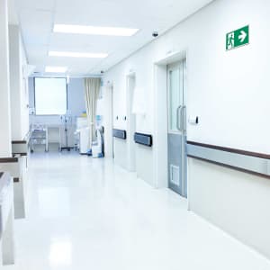 Rettungszeichen Rettungsweg rechts Krankenhaus ISO 7010