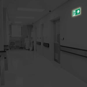 Rettungszeichen Rettungsweg rechts langnachleuchtend Krankenhaus ISO 7010