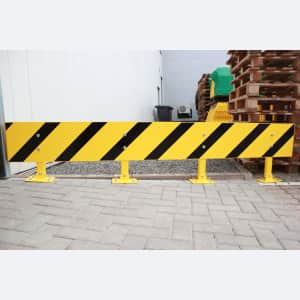 Höhenverstellbare Anfahrschutzplanke
