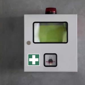 Erste Hilfe Schild mit Rettungszeichen nach ISO 7010 (E 003)