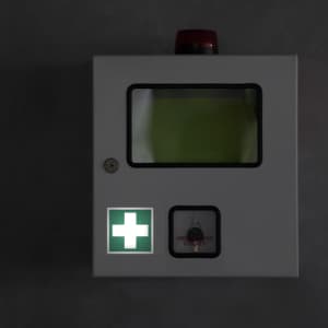 Erste Hilfe Schild mit Rettungszeichen nach ISO 7010 (E 003)