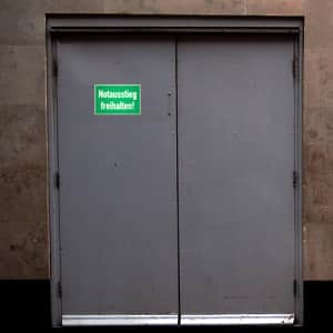 Notausstieg freihalten!