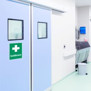 Sanitätsraum / Hinweis auf Erste Hilfe - Kombischild