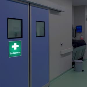 Sanitätsraum / Hinweis auf Erste Hilfe - Kombischild