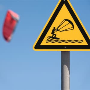 Warnung vor Kitesurfern nach ISO 20712-1 (WSW 020)