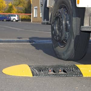 Fahrbahnschwelle TOPSTOP aus Recyclingmaterial - SET oder einzeln - Tragkraft 40 t