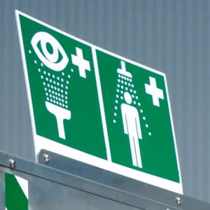 Hinweisschild Not-/Augendusche mit Edelstahlbefestigung, für Industrie-Notduschen