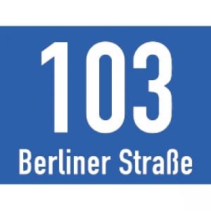 Hausnummernschild mit Straßenangabe