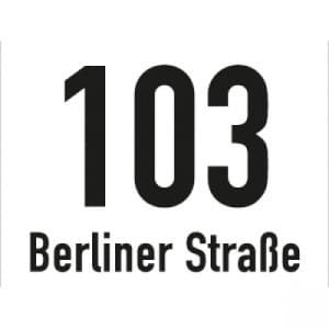 Hausnummernschild mit Straßenangabe