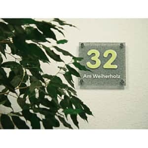 Elegantes Hausnummernschild mit Straßenangabe - Hausnummer langnachleuchtend