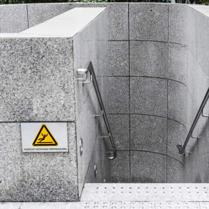 Warnschild Rutschgefahr an Treppe als Warnzeichen nach ISO 7010