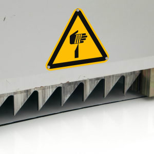Warnschild Gefahr durch spitze Gegenstände Stanzmaschine