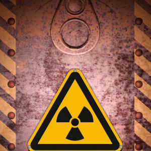 Warnschild Radioaktivität an Tür nach ISO 7010