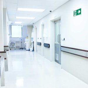 Rettungszeichen Rettungsweg rechts Krankenhaus ISO 7010