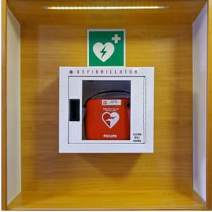 Defibrillator nach ASR A 1.3, BGV A8, DIN 67510, DIN 4844-2 (BGV A8 E 17)