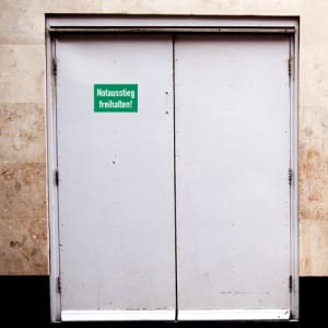 Notausstieg freihalten!