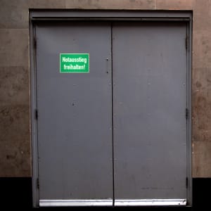 Notausstieg freihalten!