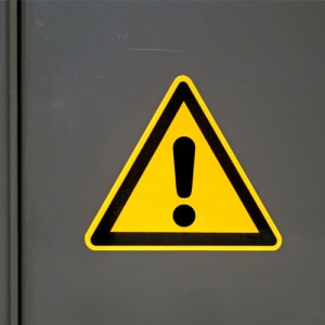 Warnung vor einer Gefahrenstelle nach ISO 7010 (W 001)