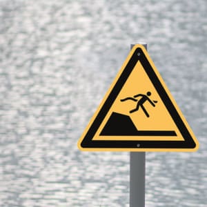 Warnung vor unvermittelter Tiefenänderung in Schwimm- oder Freizeitbecken nach ISO 20712-1 (WSW 003)