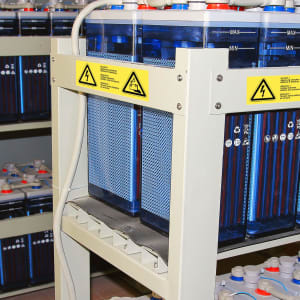 Warnetiketten Vorsicht! Spannung zwischen Gehäuse und Batterie - 3sprachig