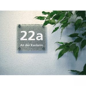 Elegantes Hausnummernschild mit Straßenangabe - Schriftfarbe weiß