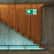 Rettungszeichen links oben Rettungsschilder Kellertreppe ISO 7010