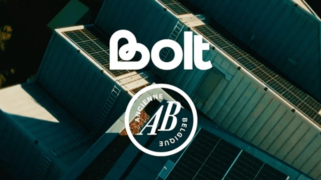 thumbnail Bolt en AB slaan de handen in elkaar