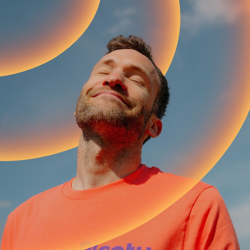 Man die geniet van de zon met een glimlach op zijn gezicht