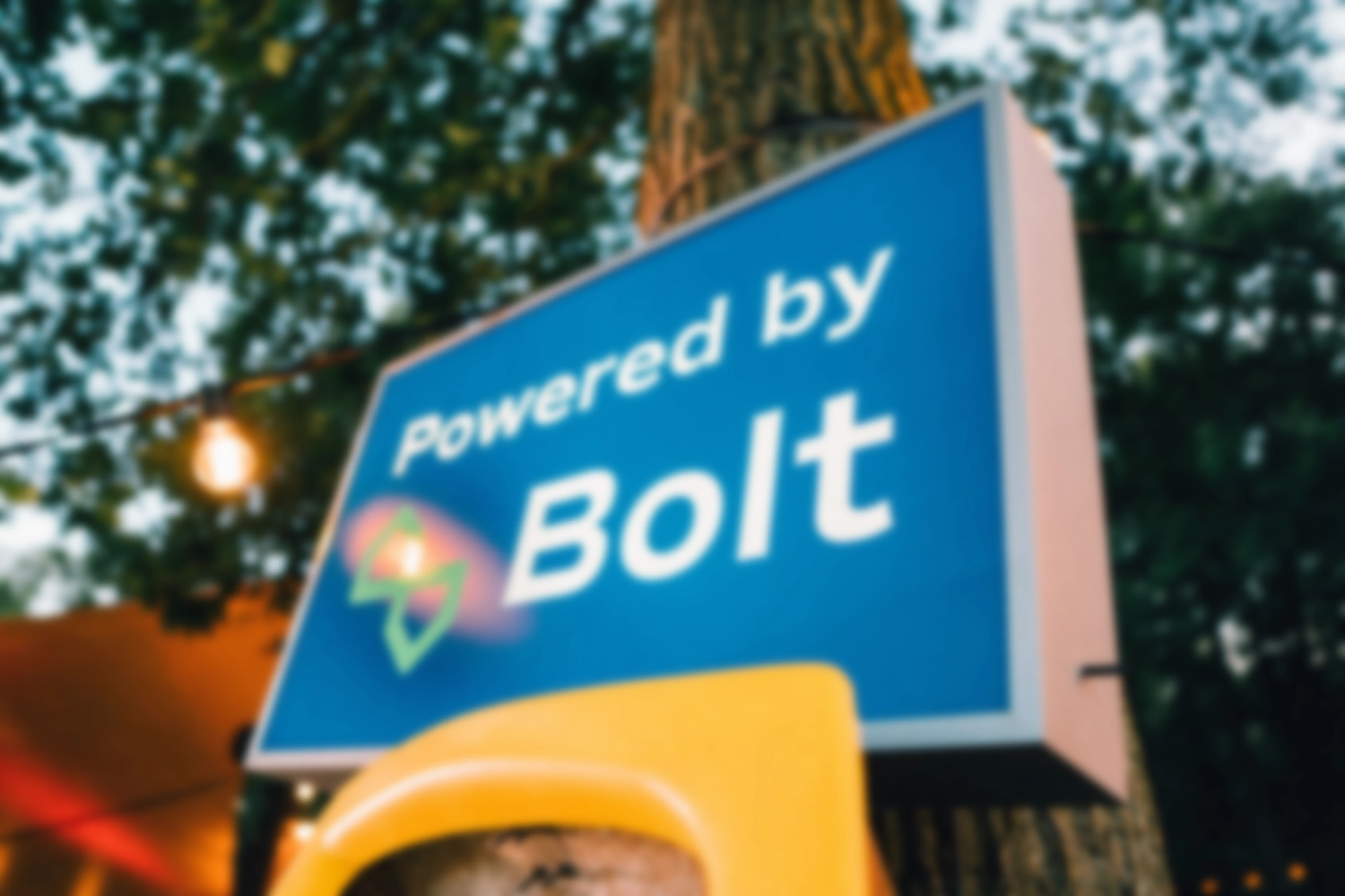 thumbnail - Bolt en StuBru slaan handen in elkaar voor eerste radioshow volledig op groene energie met mobiel zonnepark