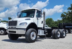 2017 Freightliner M2106
