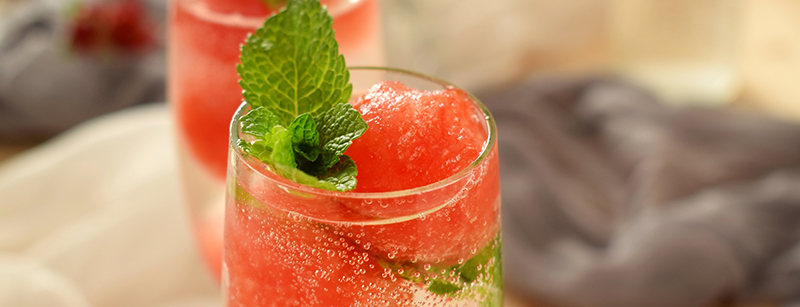 Melon on the Rocks is een fruitige cocktail met champagne, maak 'm nu zelf met dit recept