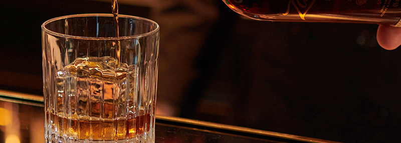 Dark rum puur drinken