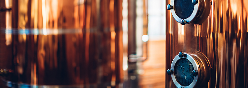 Gin kan zowel via een pot still ketel als kolomdistillatie gemaakt worden.