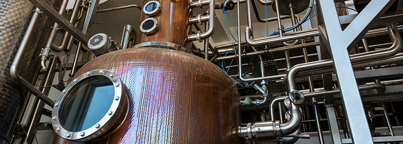 Wodka distilleert men vaak via een kolomdistillatie