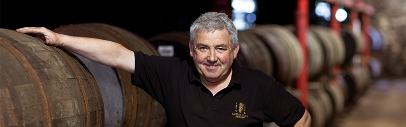 De Lagavulin whisky Warehouse Experience Tour staat onderleiding van Iain MacArthur.