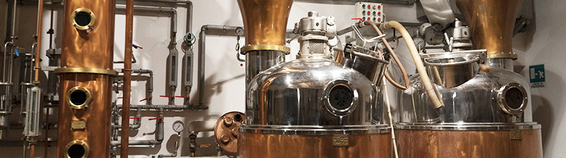 Rum wordt gedistilleerd via een kolomdistillatie of pot still ketel