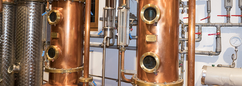 Jonge jenever maakt men via een distilleerkolom