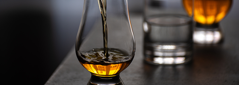 Whisky met ijs of koelstenen drinken&nbsp;