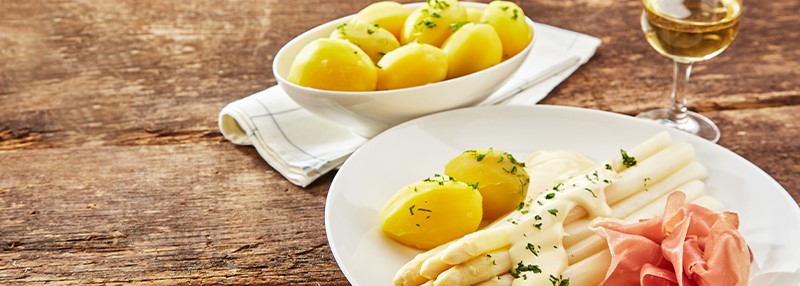 Wijn met asperges en ham en ei