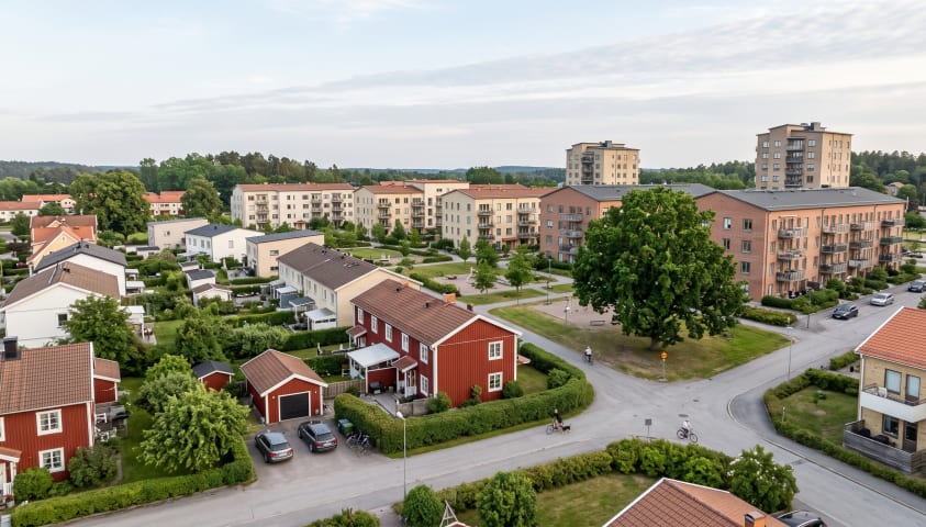 Ökande priser på bostadsrätter medan villor minskade något i september