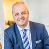 En profilbild av fastighetsmäklare Lars Céwe