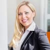 En profilbild av fastighetsmäklare Caroline Dettker