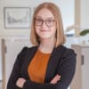 En profilbild av fastighetsmäklare Emelie Sjöstrand
