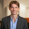 En profilbild av fastighetsmäklare Jesper Gelin