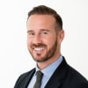 En profilbild av fastighetsmäklare Andreas Koskinas