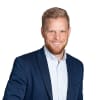 En profilbild av fastighetsmäklare Johan Lindblom